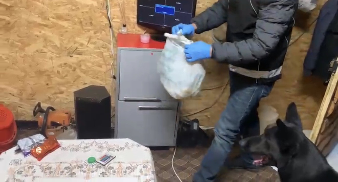 Bağ evindeki uyuşturucu düzeneğini ’Tony’ ortaya çıkardı 6 bag evindeki uyusturucu duzenegini tony ortaya cikardi 2 NwUh91Wy