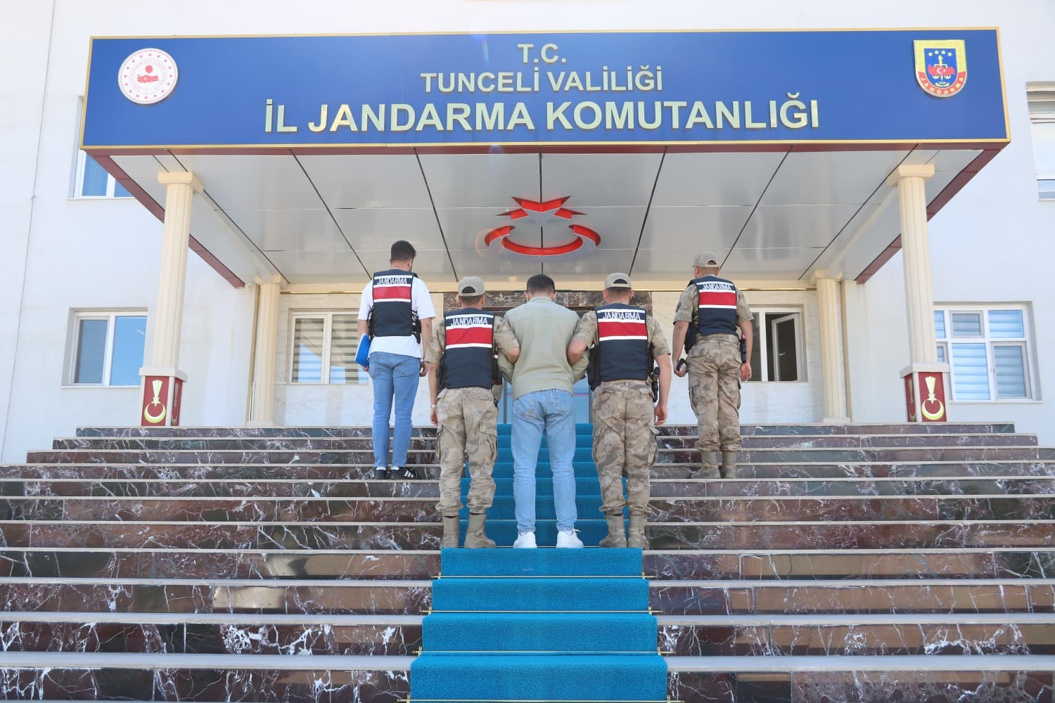 bagaj ve kaputa gizlenen uyusturucuyu narkotik kopegi ayar buldu 2 M6YVbMhD