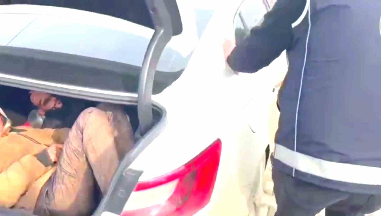 Bagajına 2 kişiyi sığdırdığı otomobilde 8 göçmeni kaçırırken yakalandı 5 bagajina 2 kisiyi sigdirdigi otomobilde 8 gocmeni kacirirken yakalandi 1