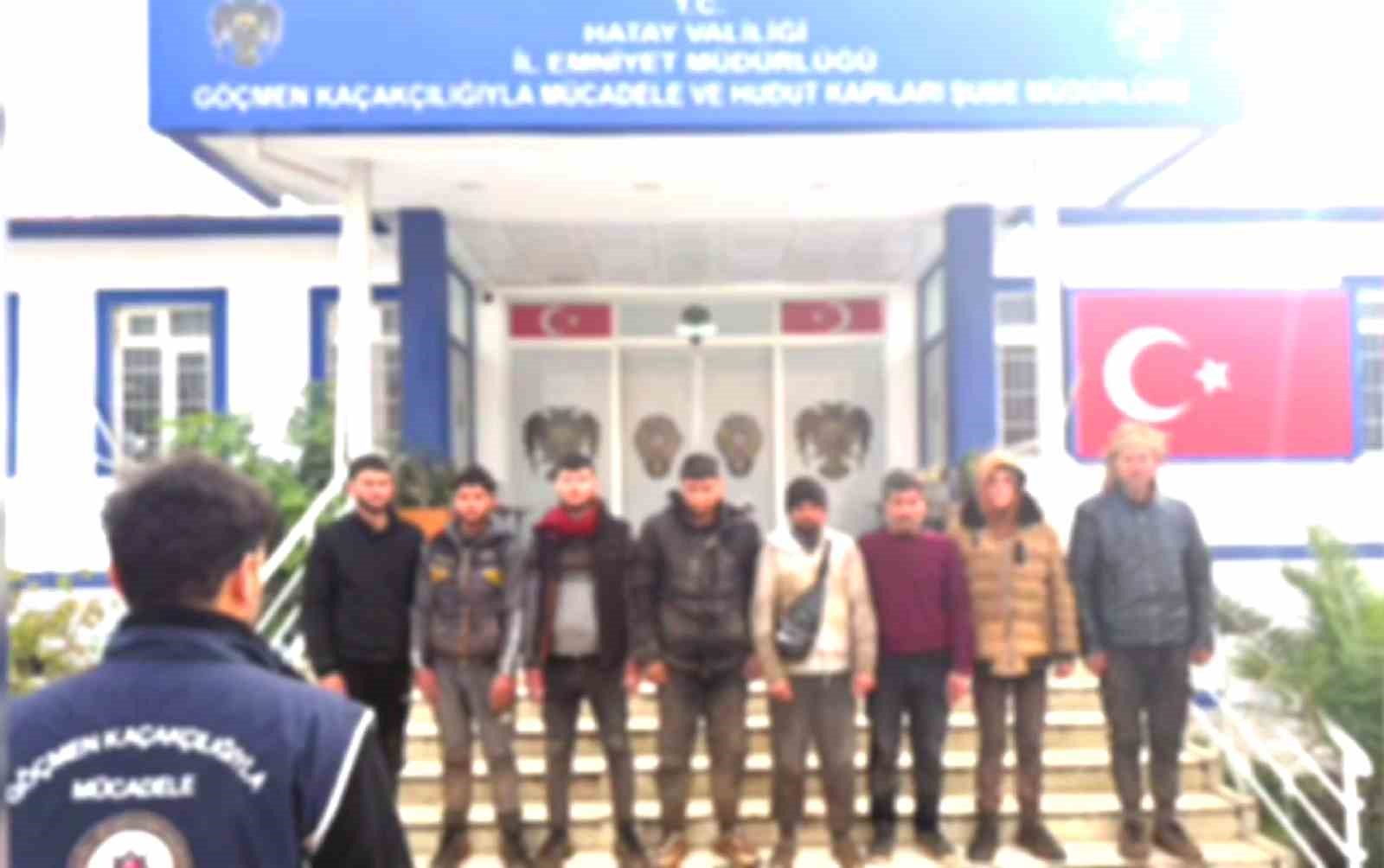 Bagajına 2 kişiyi sığdırdığı otomobilde 8 göçmeni kaçırırken yakalandı 6 bagajina 2 kisiyi sigdirdigi otomobilde 8 gocmeni kacirirken yakalandi 2 r5DzfXfM