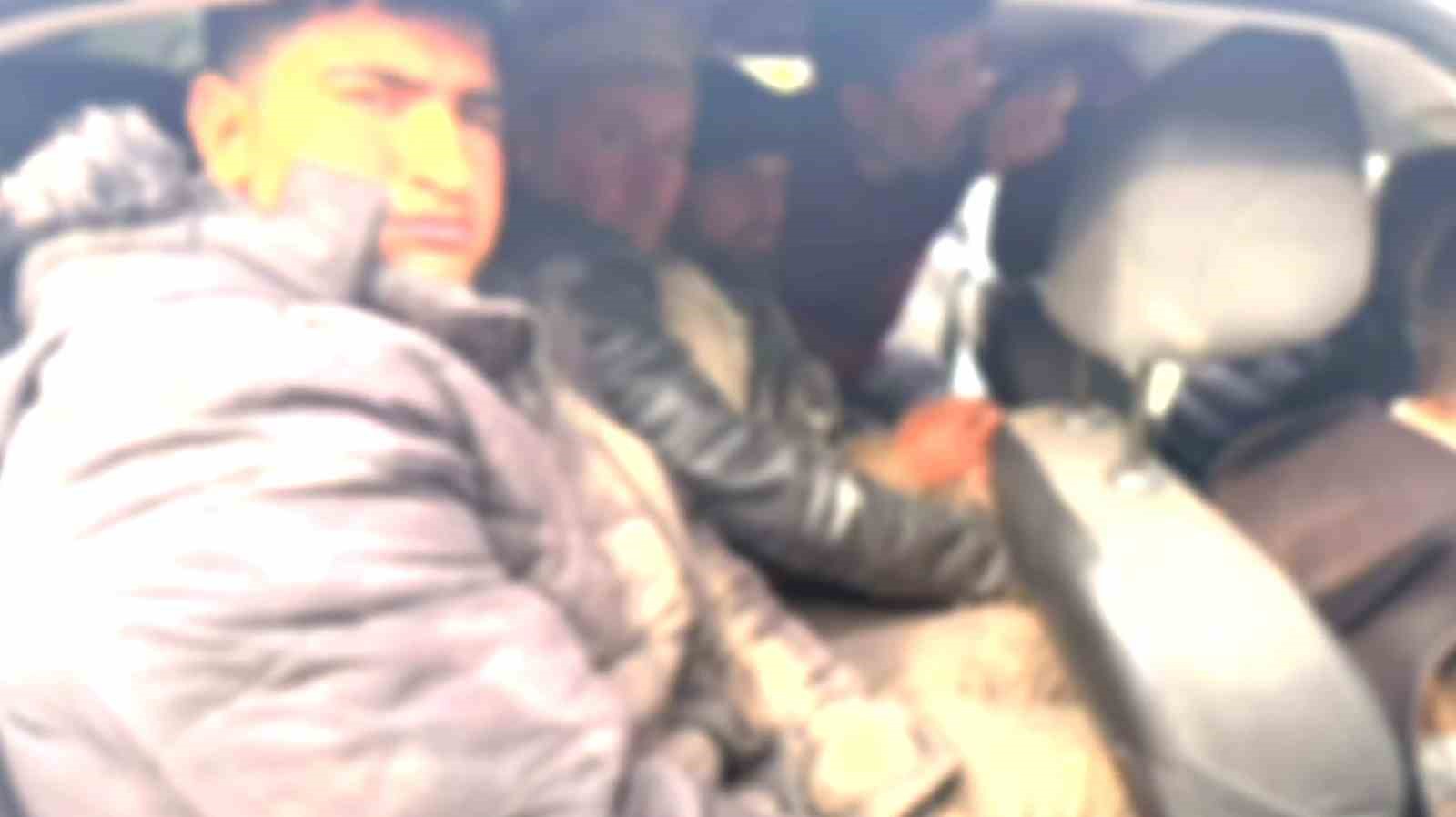 Bagajına 2 kişiyi sığdırdığı otomobilde 8 göçmeni kaçırırken yakalandı 7 bagajina 2 kisiyi sigdirdigi otomobilde 8 gocmeni kacirirken yakalandi 3 wIElaVIm