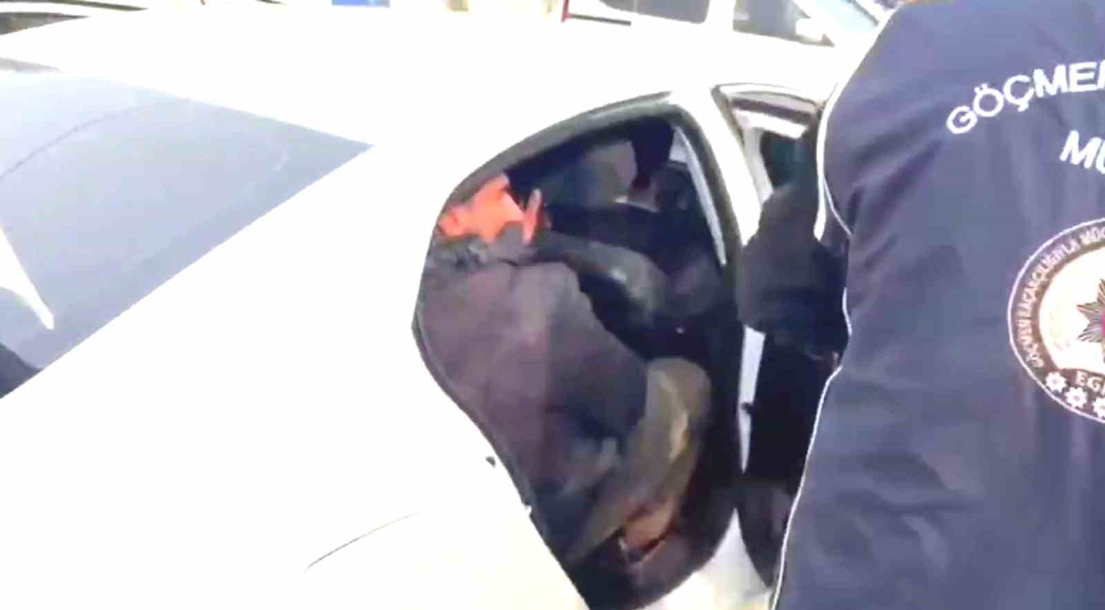 Bagajına 2 kişiyi sığdırdığı otomobilde 8 göçmeni kaçırırken yakalandı 8 bagajina 2 kisiyi sigdirdigi otomobilde 8 gocmeni kacirirken yakalandi 4 qW8TM1Au