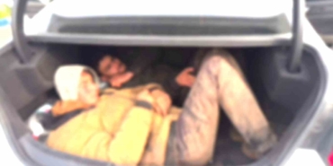 bagajina-2-kisiyi-sigdirdigi-otomobilde-8-gocmeni-kacirirken-yakalandi-bnLFM7rK.jpg