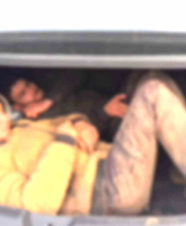 bagajina-2-kisiyi-sigdirdigi-otomobilde-8-gocmeni-kacirirken-yakalandi-bnLFM7rK.jpg
