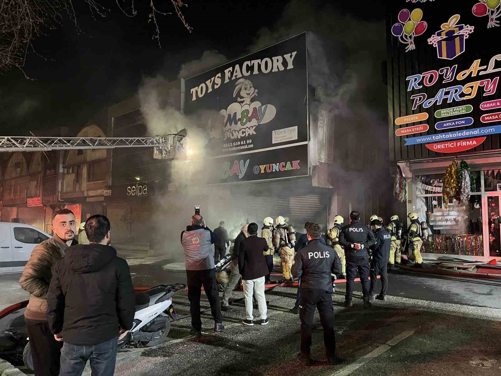 Bağcılar İSTOÇ’da iki katlı iş yerinde yangın 5 bagcilar istocda iki katli is yerinde yangin 1 qw5BqBeY