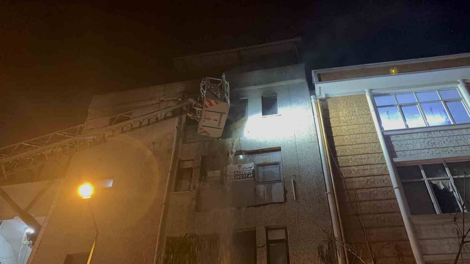 Bağcılar’da 4. kattaki iş yerinde yangın çıktı 5 bagcilarda 4 kattaki is yerinde yangin cikti 1 ZA3c7RK2