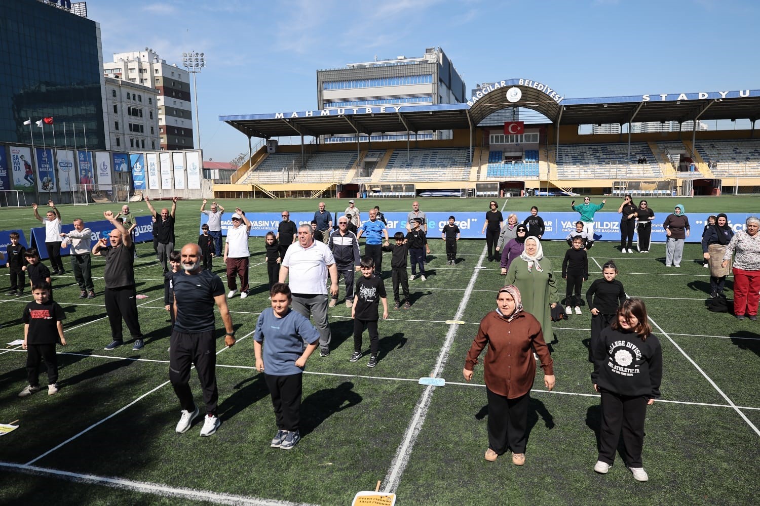 bagcilarda cocuklar ve yetiskinler zumba etkinliginde bir araya geldi 3 OM4XAVPg