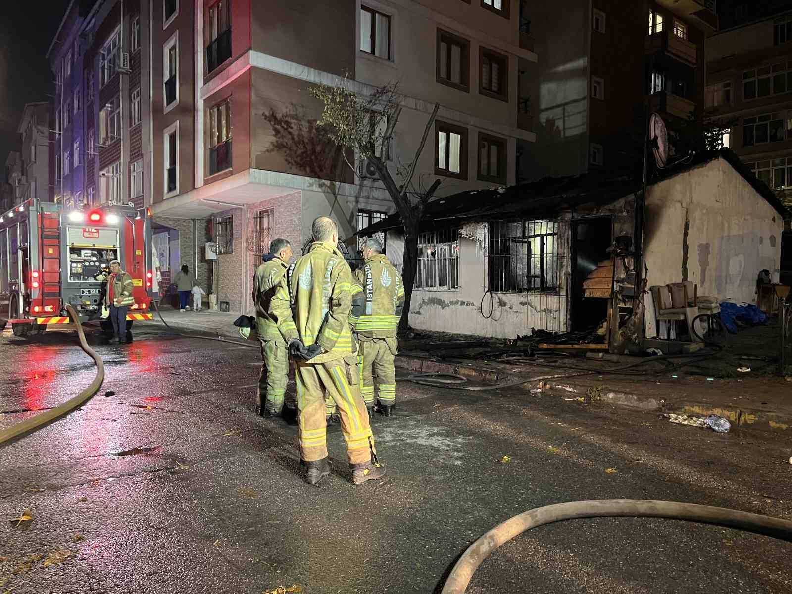 bagcilarda gecekondu yangini anne ve 4 cocugu dumandan etkilendi 1 TDryv6KM