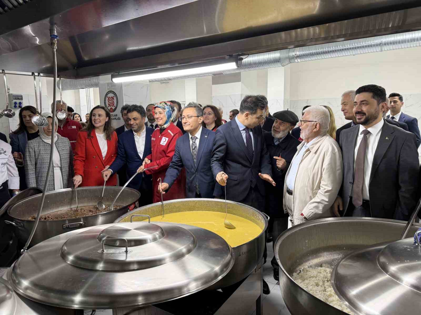 Bağcılar’da günlük 5 bin kişiye sıcak yemek verme kapasitesine sahip aşevi açıldı 6 bagcilarda gunluk 5 bin kisiye sicak yemek verme kapasitesine sahip asevi acildi 2 gT4Nu9WT