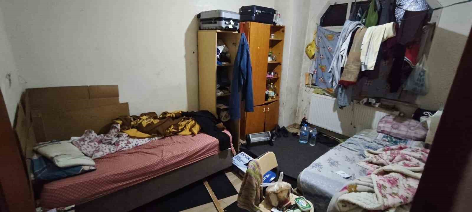 Bağcılar’da kaçak göçmen operasyonunda 78 göçmen yakalandı: 6 şüpheli gözaltında 7 bagcilarda kacak gocmen operasyonunda 78 gocmen yakalandi 6 supheli gozaltinda 3 A81UqIM7