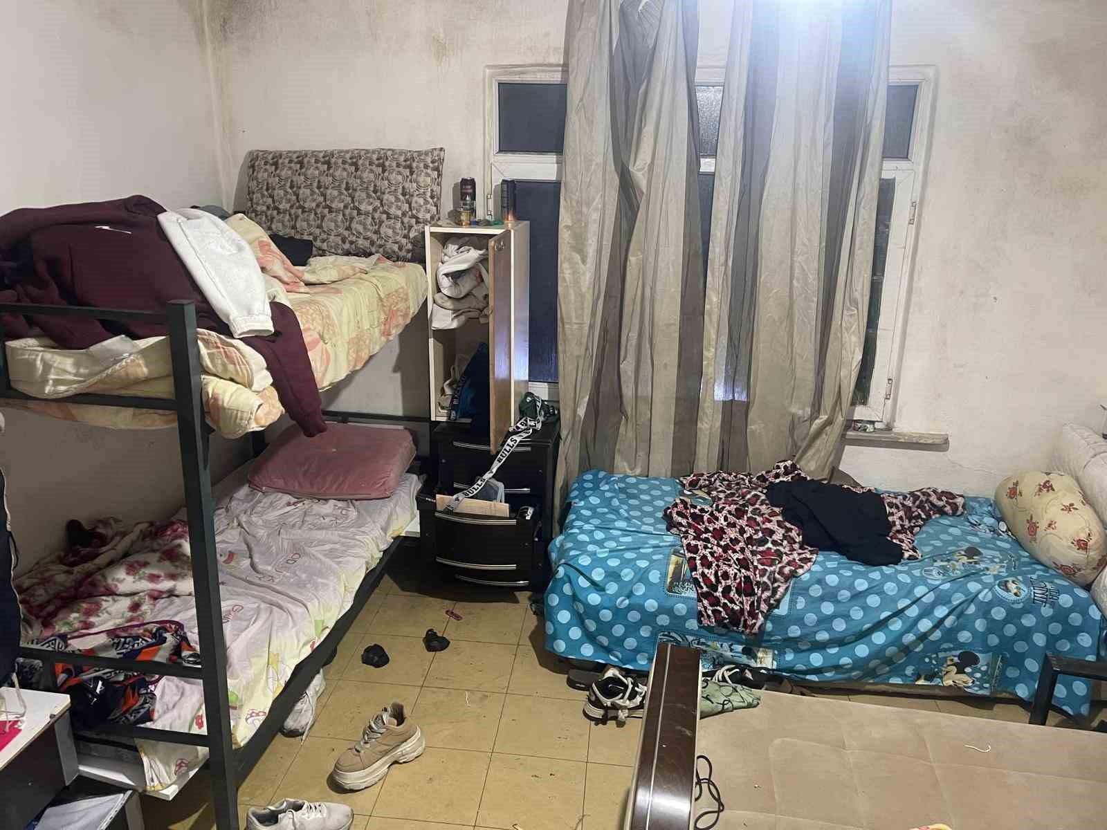 Bağcılar’da kaçak göçmen operasyonunda 78 göçmen yakalandı: 6 şüpheli gözaltında 8 bagcilarda kacak gocmen operasyonunda 78 gocmen yakalandi 6 supheli gozaltinda 4 ULgX3Q52