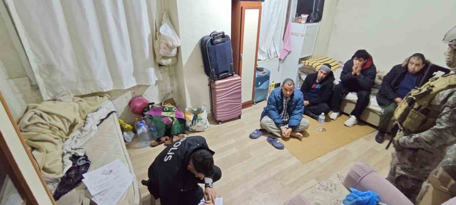 Bağcılar’da kaçak göçmen operasyonunda 78 göçmen yakalandı: 6 şüpheli gözaltında 9 bagcilarda kacak gocmen operasyonunda 78 gocmen yakalandi 6 supheli gozaltinda 5 6qjfSgIA