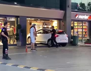bagcilarda-otomobil-akaryakit-istasyonundaki-markete-daldi-1-yarali-tuy6fjHQ.jpg