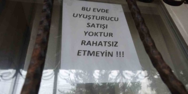 bagimlilardan-bikti-evini-camina-bu-evde-uyusturucu-satisi-yoktur-rahatsiz-etmeyin-yazli-not-asti-7TdkzBY2.jpg