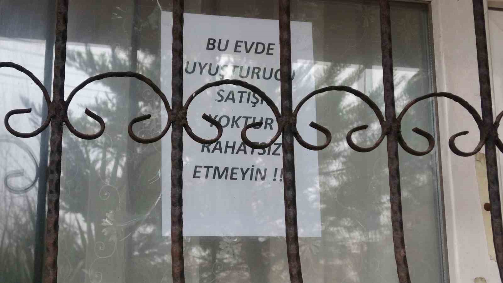 bagimlilardan bikti evini camina bu evde uyusturucu satisi yoktur rahatsiz etmeyin yazli not asti CyjdROUN