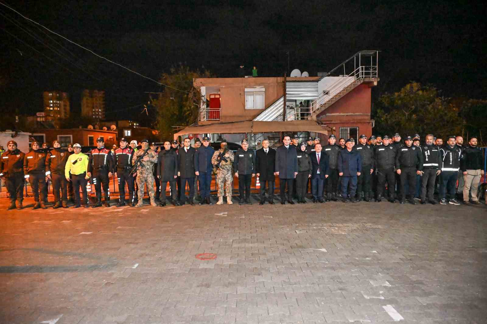 bagimlilardan bikti evini camina bu evde uyusturucu satisi yoktur rahatsiz etmeyin yazli not asti T32LGqvi