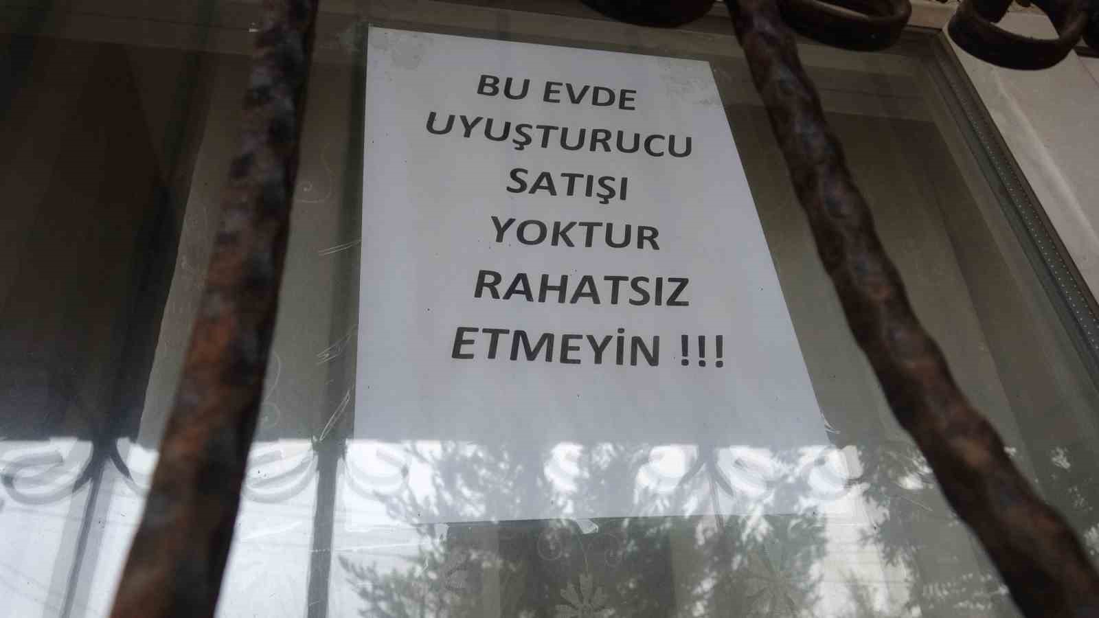 bagimlilardan bikti evini camina bu evde uyusturucu satisi yoktur rahatsiz etmeyin yazli not asti