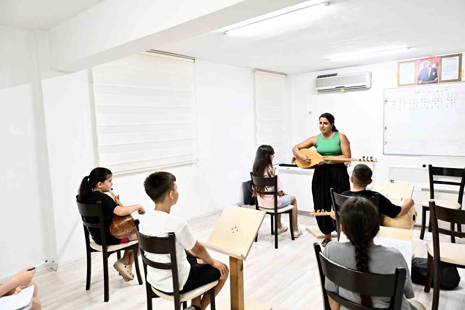 Bağlamanın sesi Değirmenönü’nde yankılanıyor 4 baglamanin sesi degirmenonunde yankilaniyor 0 XDy5dOyP
