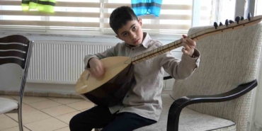 baglamayla-5-yildir-turku-soyleyen-kucuk-muzisyenin-hayali-yazilim-muhendisligi-577E7p6s.jpg