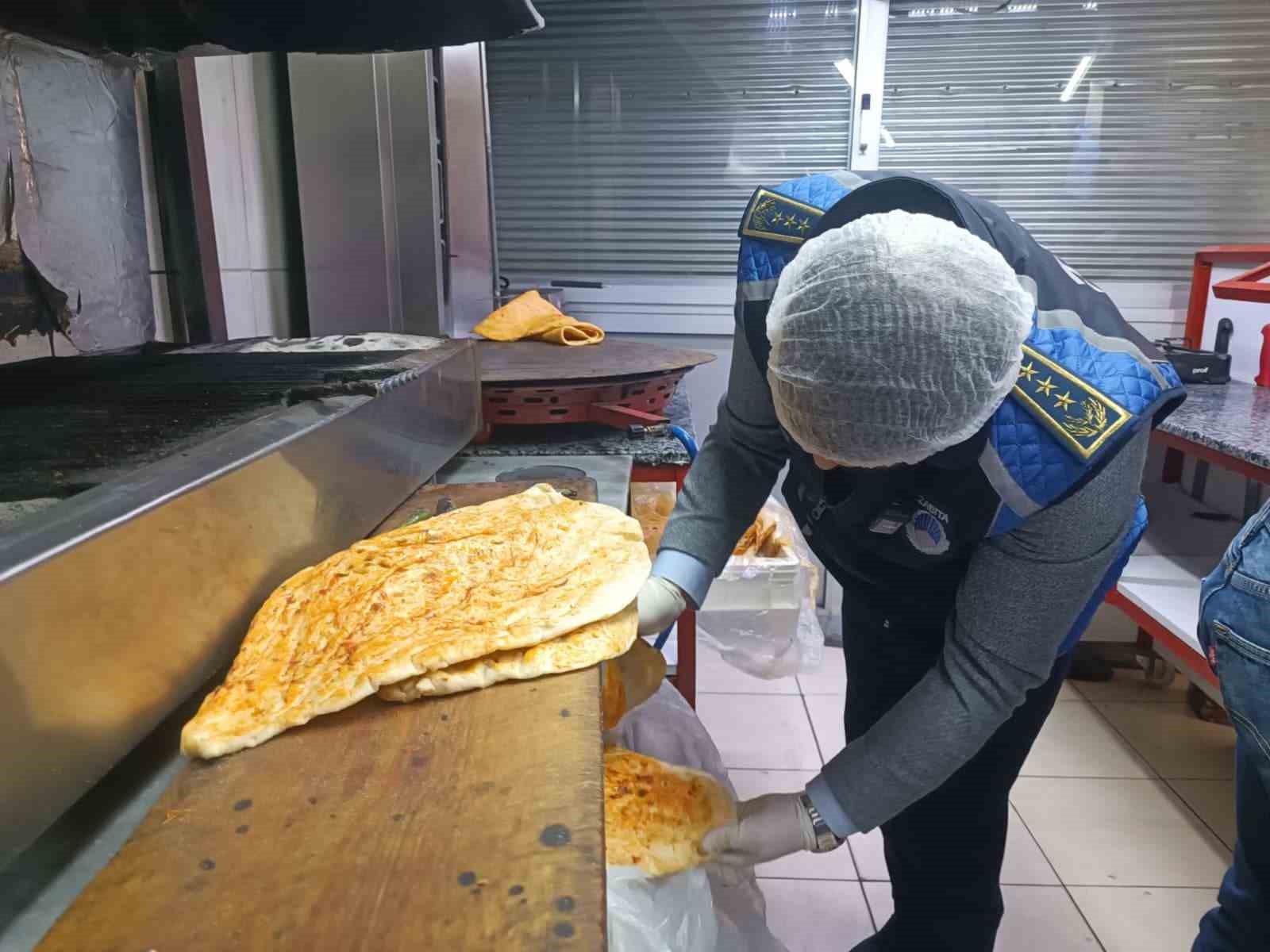 baharatin icine bozulmasin diye birakilan cig et zabita ekiplerini sasirtti 0 TLzWl65X