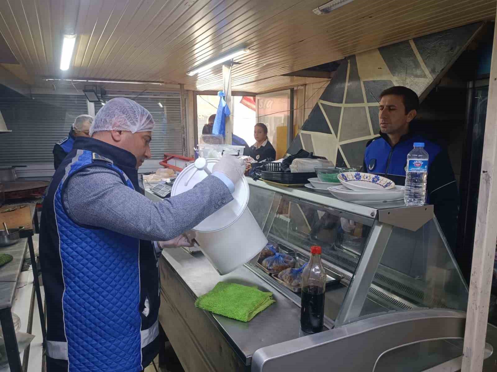 baharatin icine bozulmasin diye birakilan cig et zabita ekiplerini sasirtti 2 6Aa1Evic