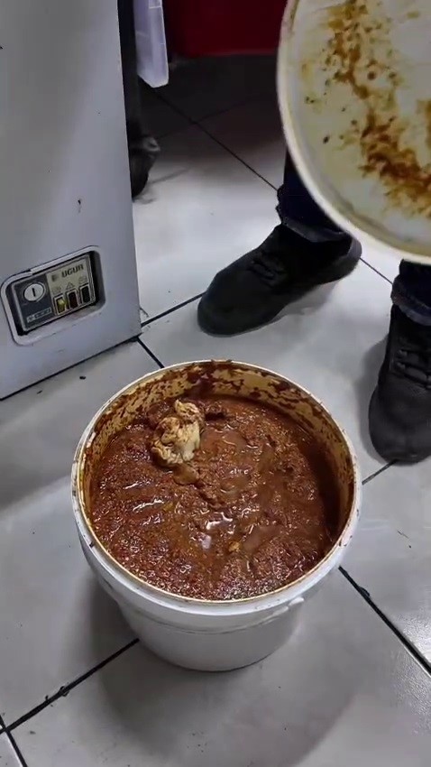 baharatin icine bozulmasin diye birakilan cig et zabita ekiplerini sasirtti 4 DhSr6vj1