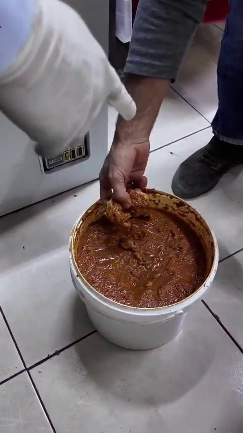 baharatin icine bozulmasin diye birakilan cig et zabita ekiplerini sasirtti 5 MRa6mJ8A