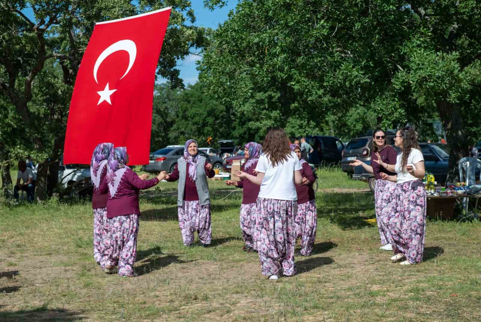 Baharın en renkli geleneği: Hıdırellez şenliklerinde yüzlerce kişi buluştu 5 baharin en renkli gelenegi hidirellez senliklerinde yuzlerce kisi bulustu 1