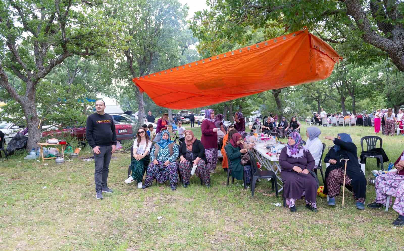 Baharın en renkli geleneği: Hıdırellez şenliklerinde yüzlerce kişi buluştu 6 baharin en renkli gelenegi hidirellez senliklerinde yuzlerce kisi bulustu 2 RZ8cFjZJ