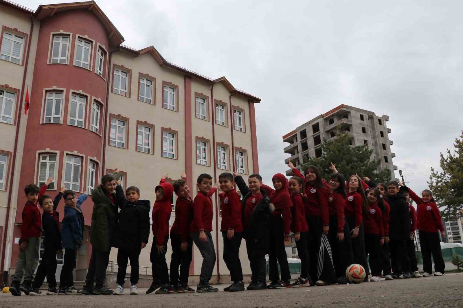 Baharın habercisi leylekler bu yıl gelmedi, öğrenciler hasretle yollarını gözlemeye başladı 4 baharin habercisi leylekler bu yil gelmedi ogrenciler hasretle yollarini gozlemeye basladi 0 EiWGm7e7