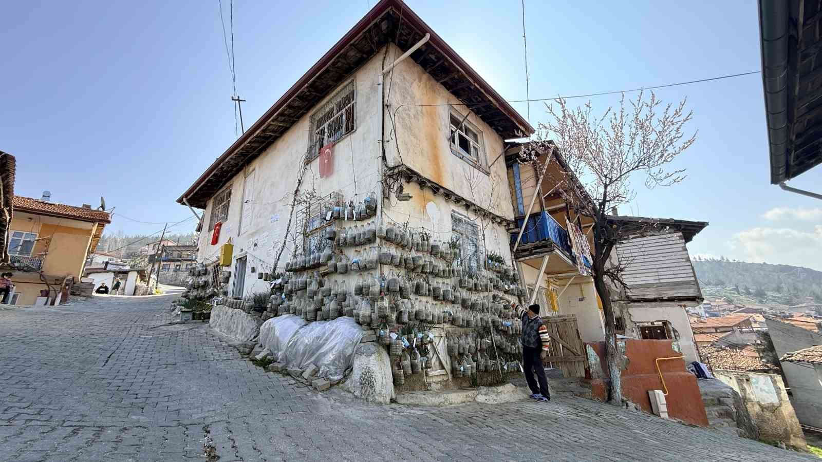 bahcede yetistiremeyince cozumu evinin duvarinda buldu 5 Oik1FFYX