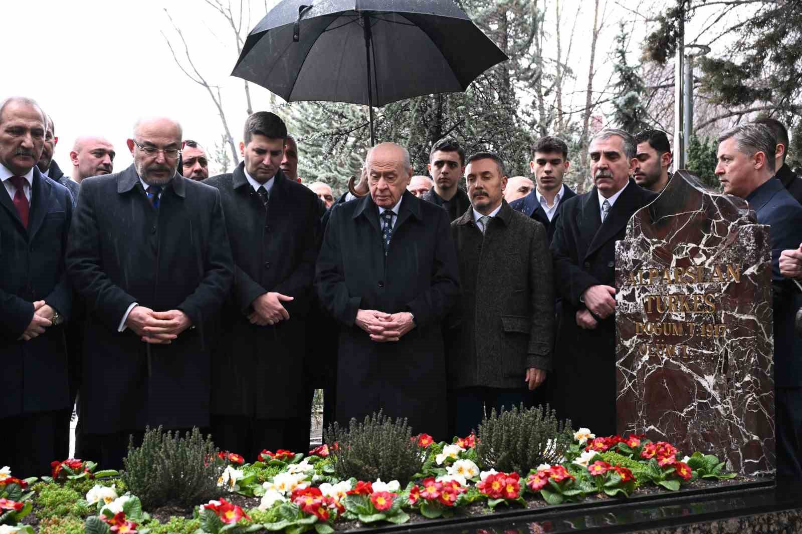 bahceli merhum turkesin kabrini ziyaret etti 0 43PTXVYp