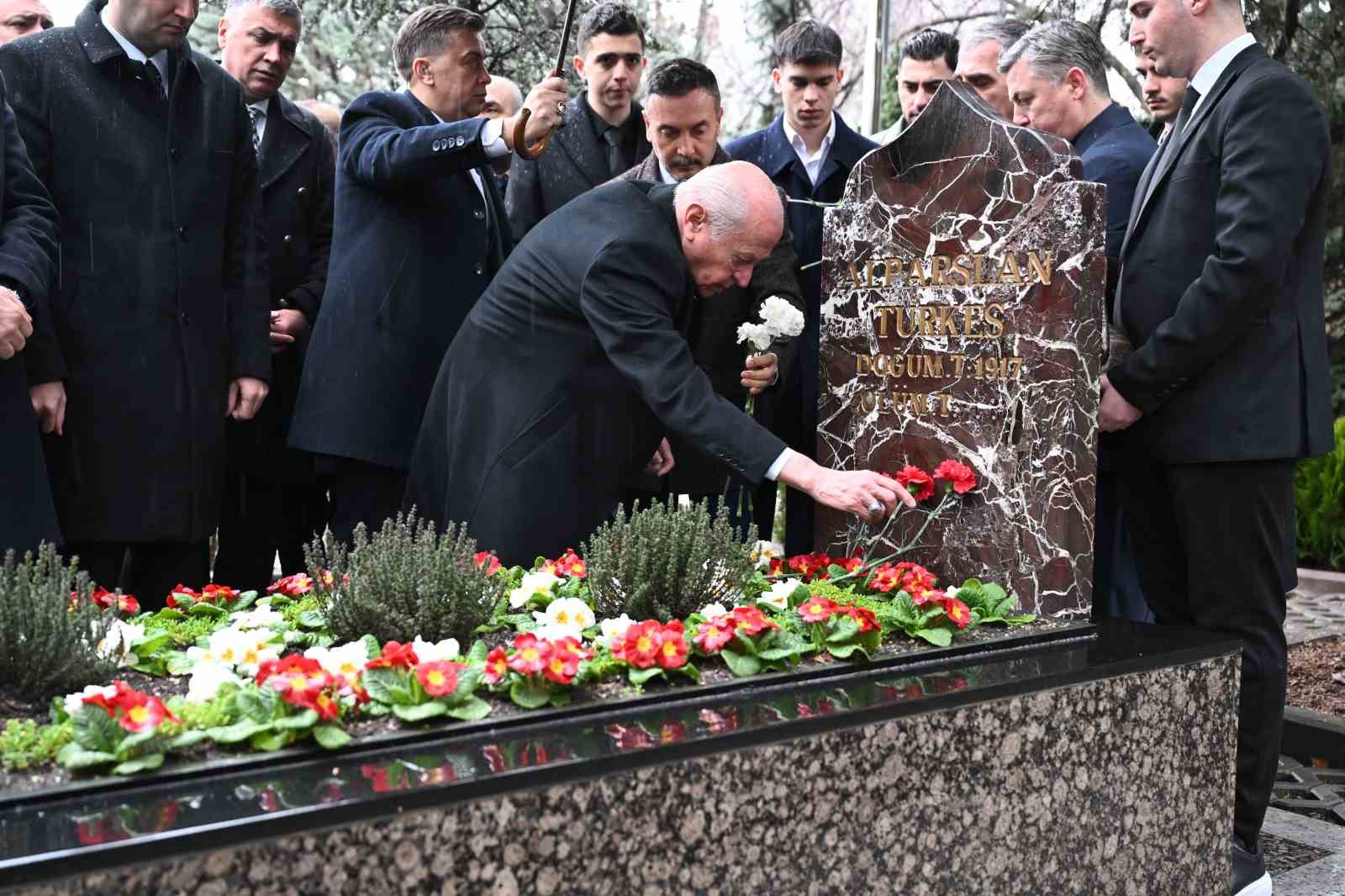 bahceli merhum turkesin kabrini ziyaret etti 1 rWbSpTfk