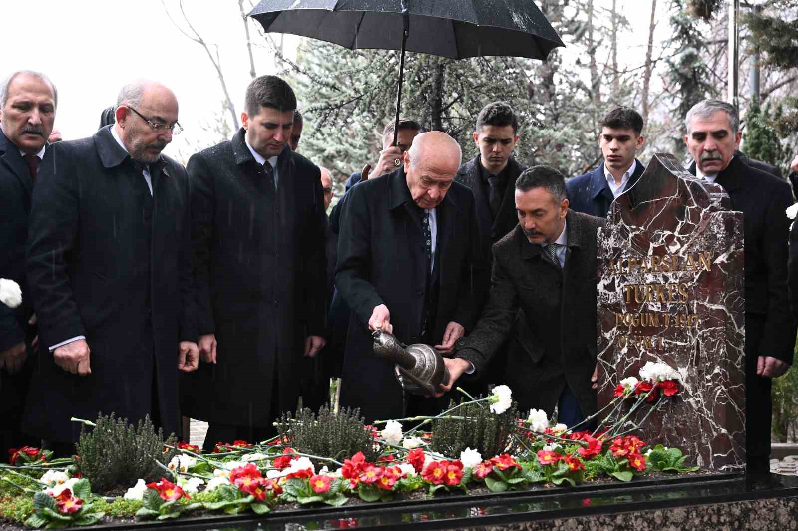 bahceli merhum turkesin kabrini ziyaret etti 2 kM3XtprP