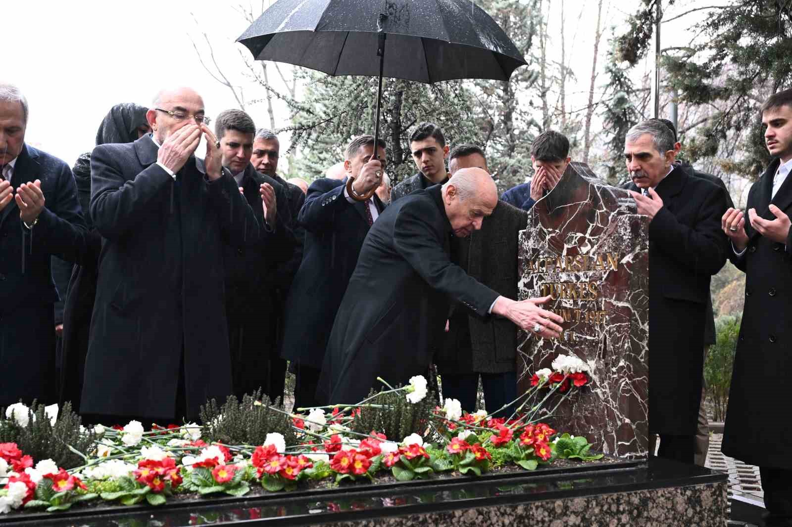 bahceli merhum turkesin kabrini ziyaret etti 3 8Dia6ztA