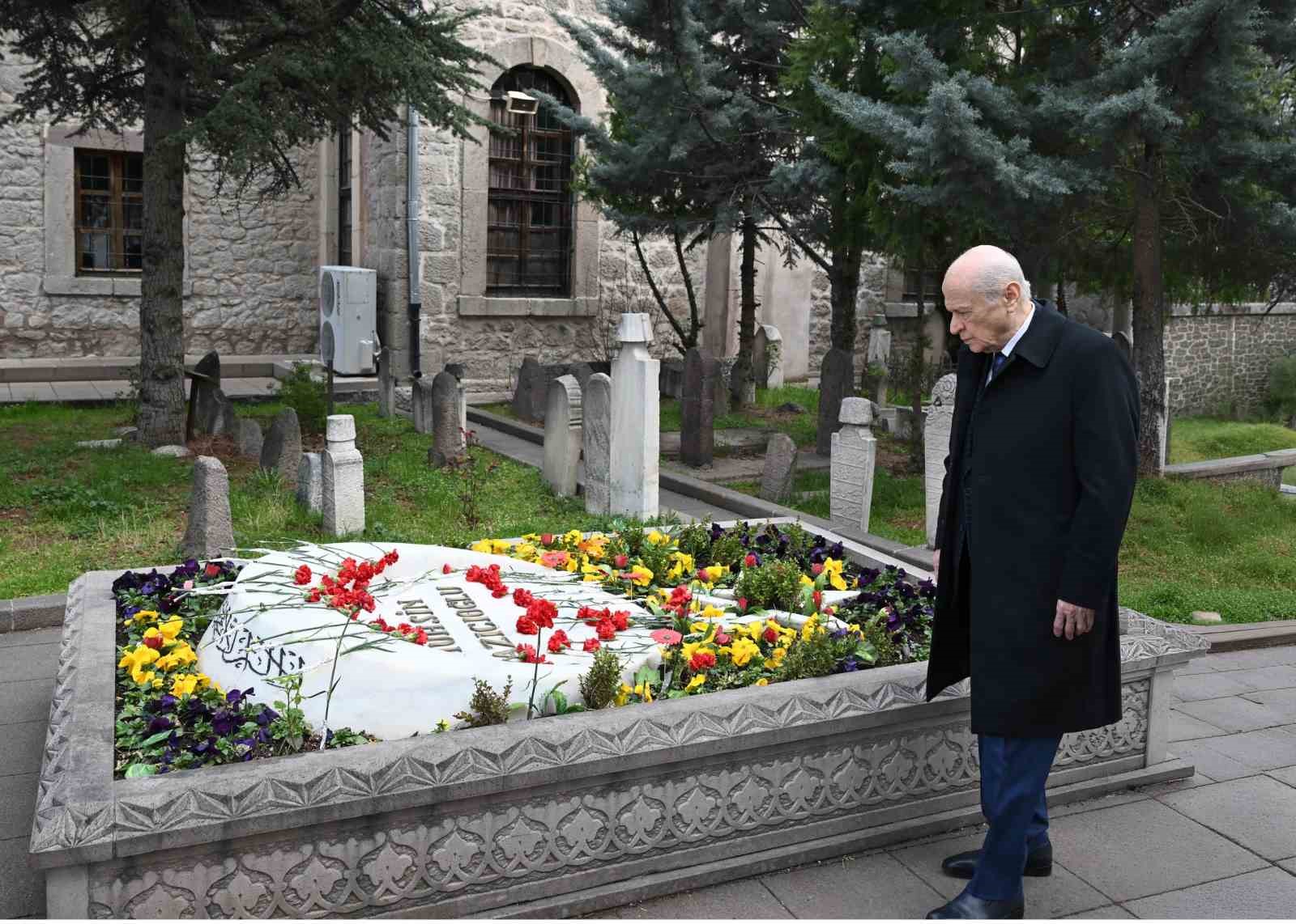 bahceliden merhum muhsin yazicioglunun kabrine ziyaret 0 8GrsM19V