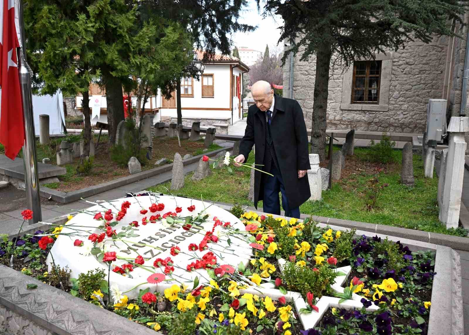 bahceliden merhum muhsin yazicioglunun kabrine ziyaret 1 nJMklZVQ