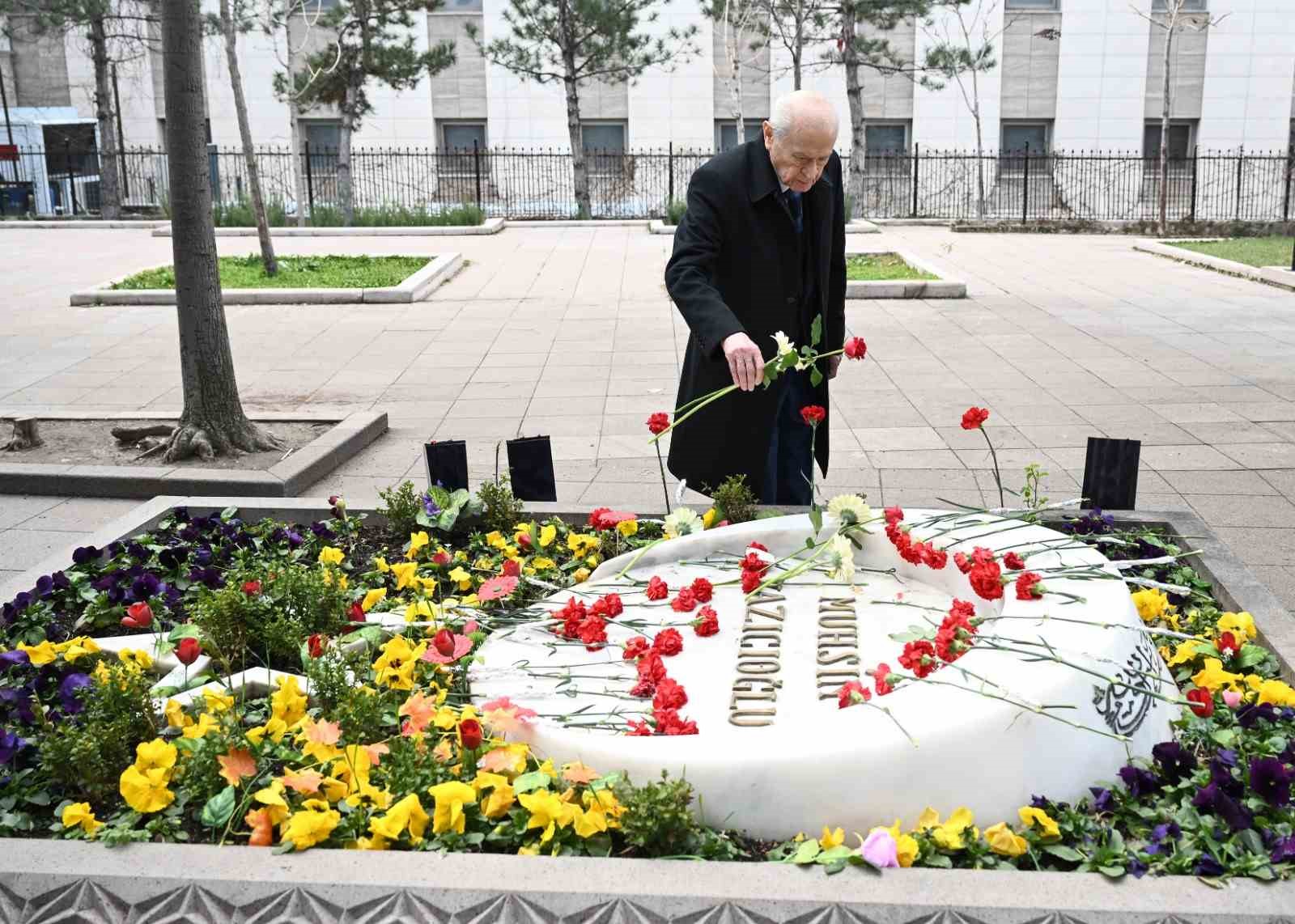 bahceliden merhum muhsin yazicioglunun kabrine ziyaret 2 J7TrNHJZ