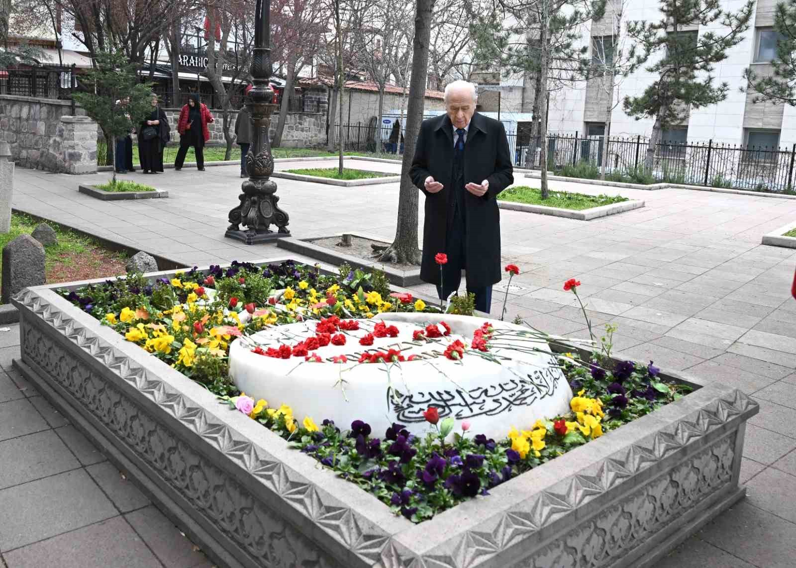 bahceliden merhum muhsin yazicioglunun kabrine ziyaret 3 Fm6vnrDT