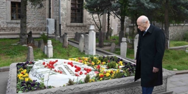 bahceliden-merhum-muhsin-yazicioglunun-kabrine-ziyaret-3NLRrnu9.jpg