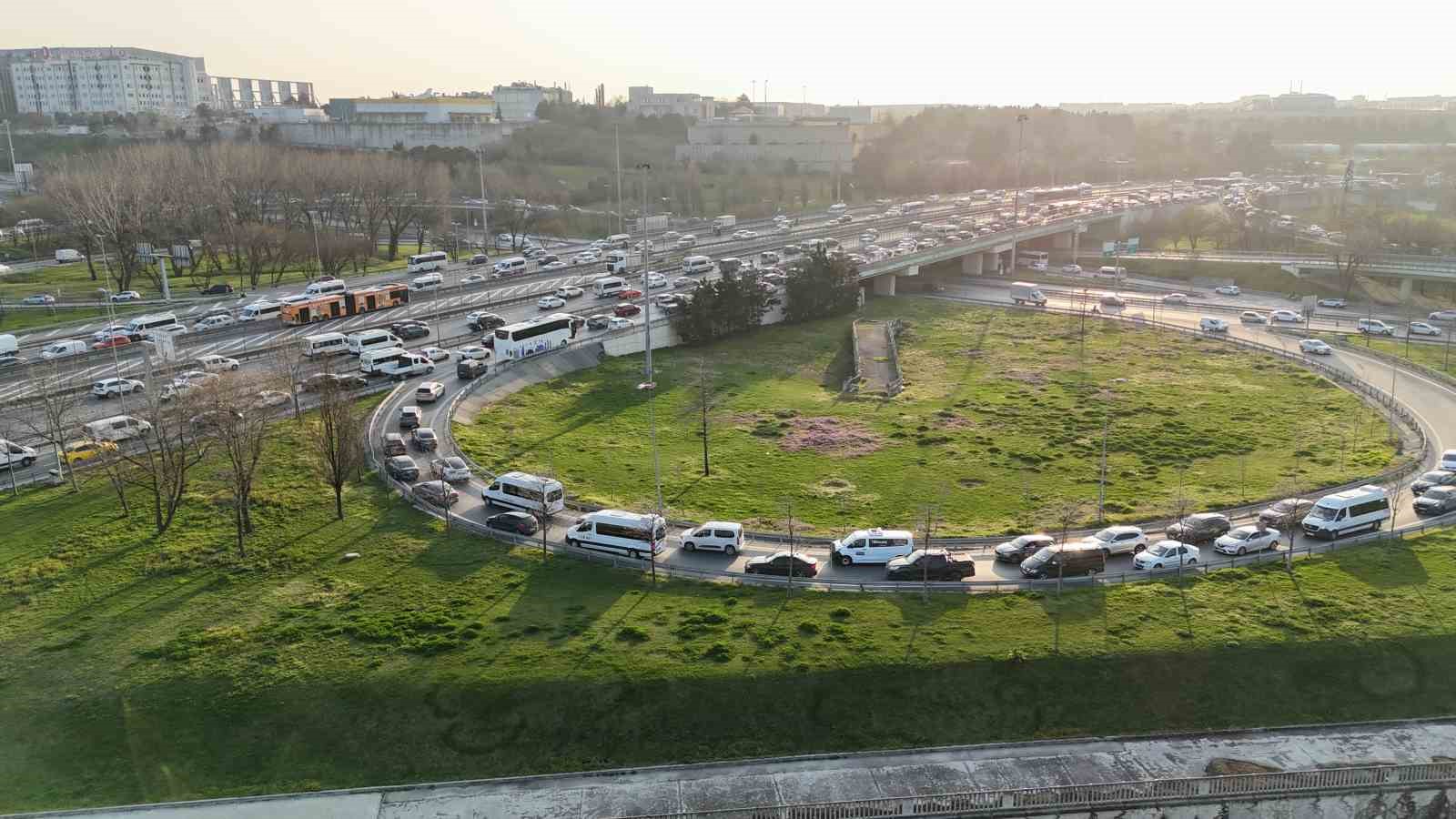 bahcelievler cobancesme kavsagindaki trafige vatandaslardan tepki 1