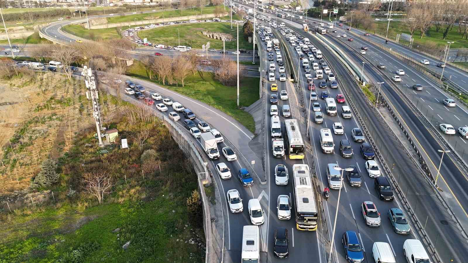 bahcelievler cobancesme kavsagindaki trafige vatandaslardan tepki 3 MAU1lIPF