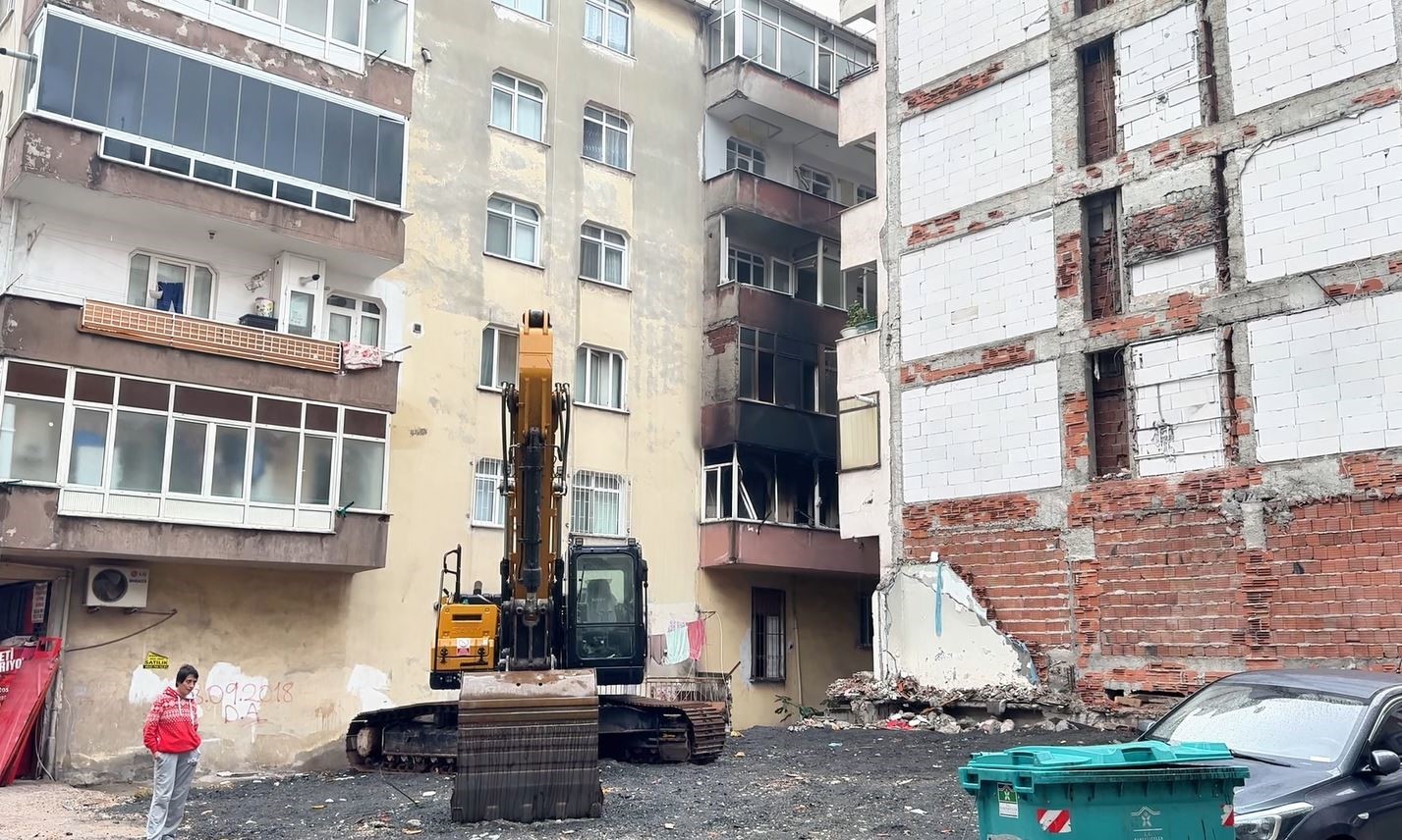 bahcelievlerde 6 katli binada yangin cikti iceride mahsur kalanlari itfaiye kurtardi 0 WQRP8sPk