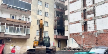 bahcelievlerde-6-katli-binada-yangin-cikti-iceride-mahsur-kalanlari-itfaiye-kurtardi-LV2e5FFc.jpg