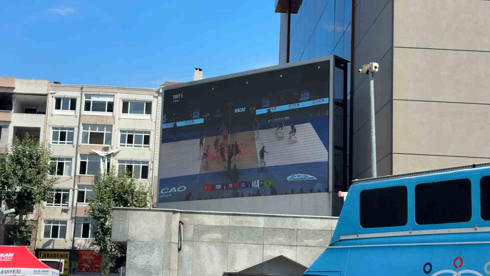 Bahçelievler’de A Milli Kadın Voleybol Takımı’nın zaferi dev ekranda izlendi 4 bahcelievlerde a milli kadin voleybol takiminin zaferi dev ekranda izlendi 0 ljBZYGkb