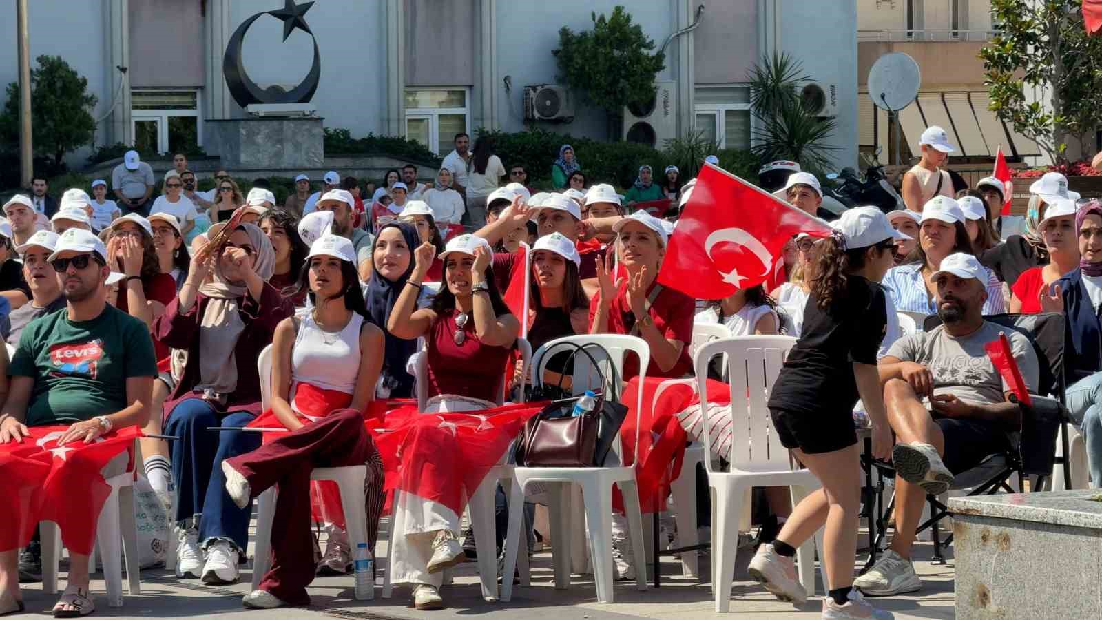Bahçelievler’de A Milli Kadın Voleybol Takımı’nın zaferi dev ekranda izlendi 5 bahcelievlerde a milli kadin voleybol takiminin zaferi dev ekranda izlendi 1 7T2EYQa7