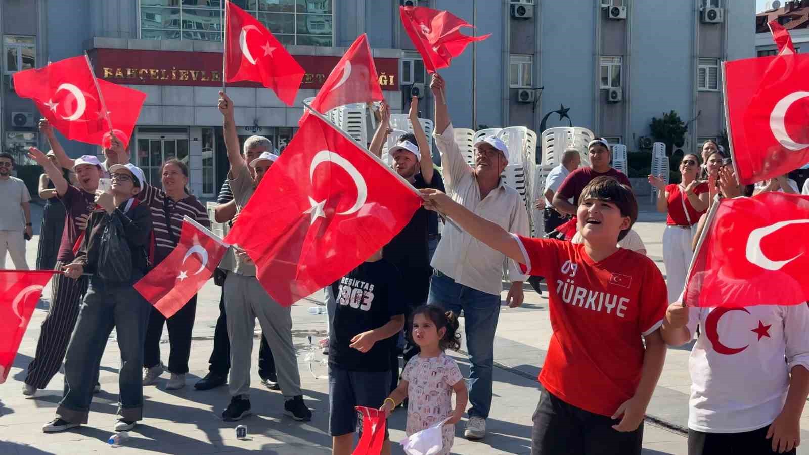Bahçelievler’de A Milli Kadın Voleybol Takımı’nın zaferi dev ekranda izlendi 7 bahcelievlerde a milli kadin voleybol takiminin zaferi dev ekranda izlendi 3