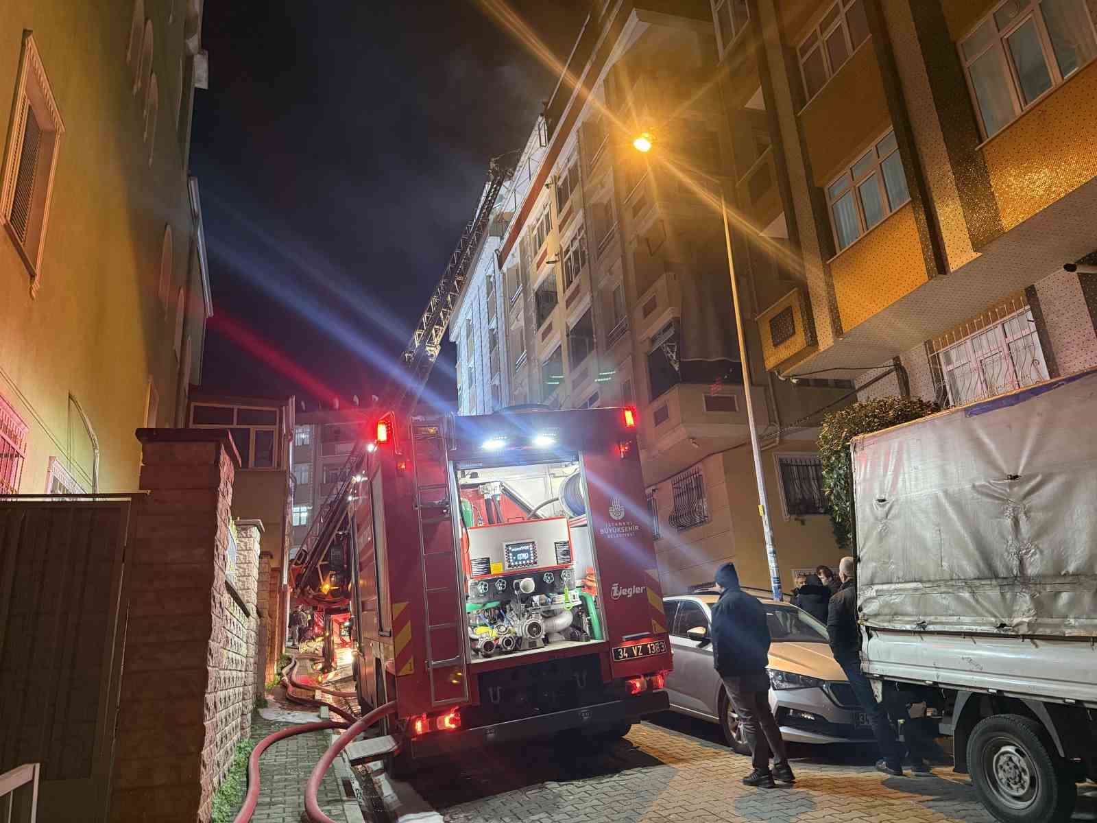bahcelievlerde cati yanginindaki alevler yan binaya sicradi 0