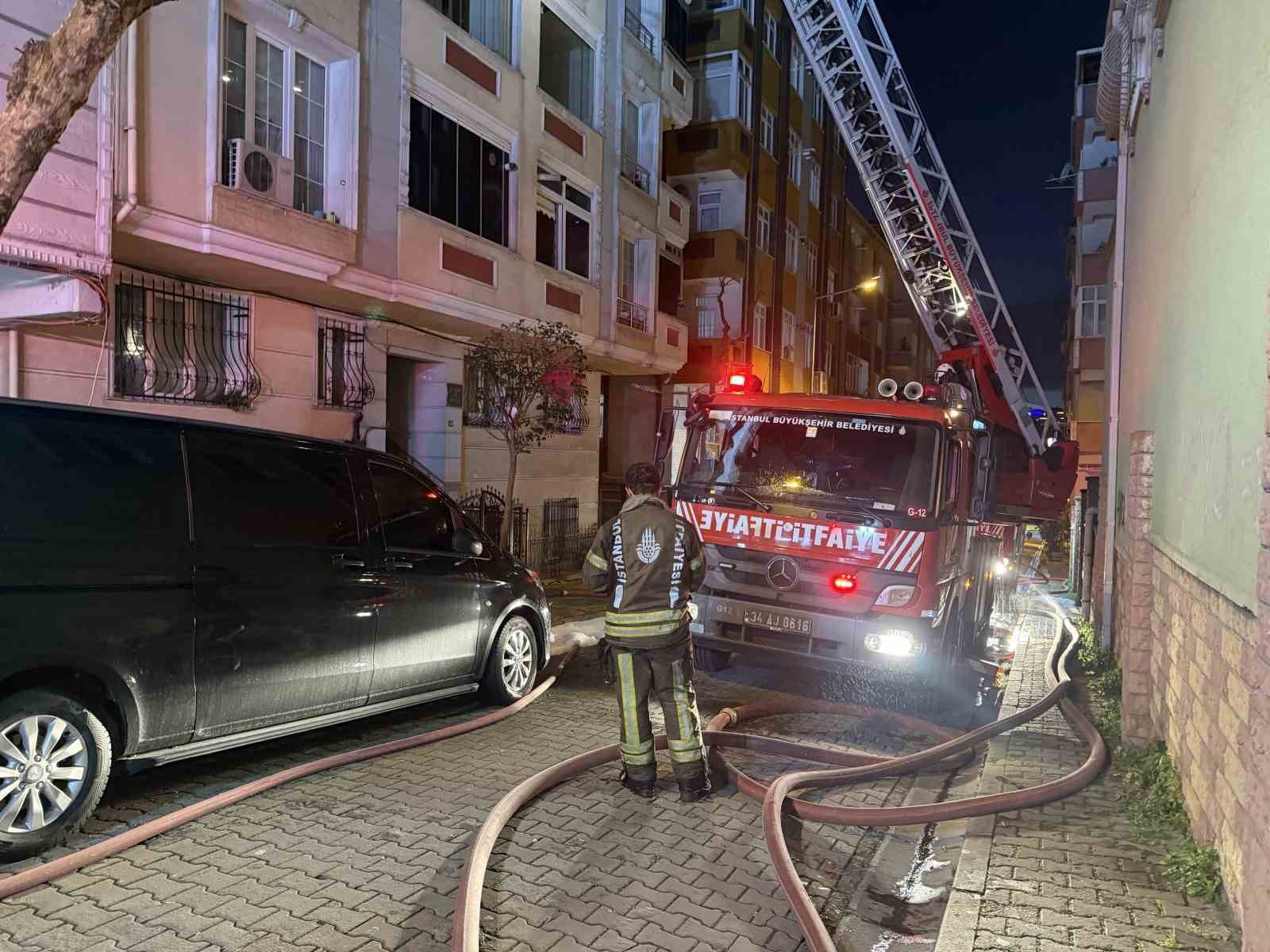 bahcelievlerde cati yanginindaki alevler yan binaya sicradi 1 vV8lhRqr