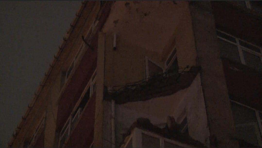 bahcelievlerde daha once bosaltilan binanin balkonu saganak sonrasi coktu 1 KAi7ppn5